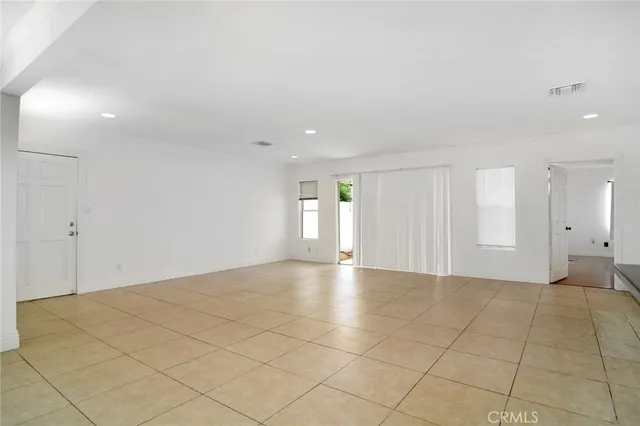 $975,000 | 19324 Victory Boulevard, Reseda, CA 91335