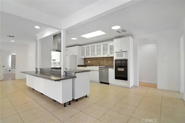 $975,000 | 19324 Victory Boulevard, Reseda, CA 91335