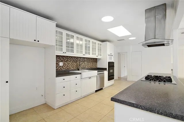 $975,000 | 19324 Victory Boulevard, Reseda, CA 91335