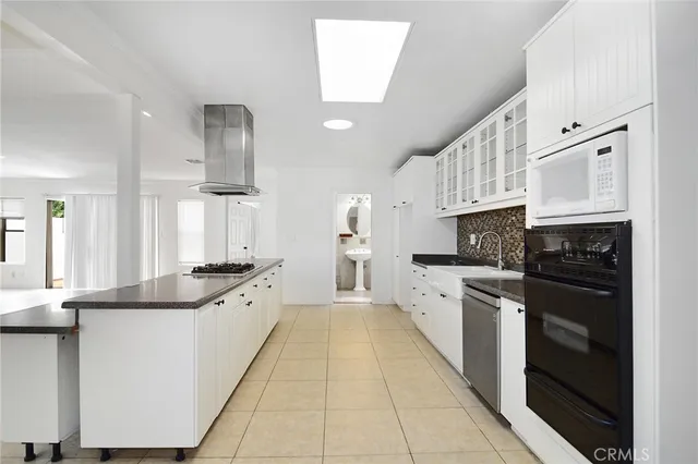 $975,000 | 19324 Victory Boulevard, Reseda, CA 91335