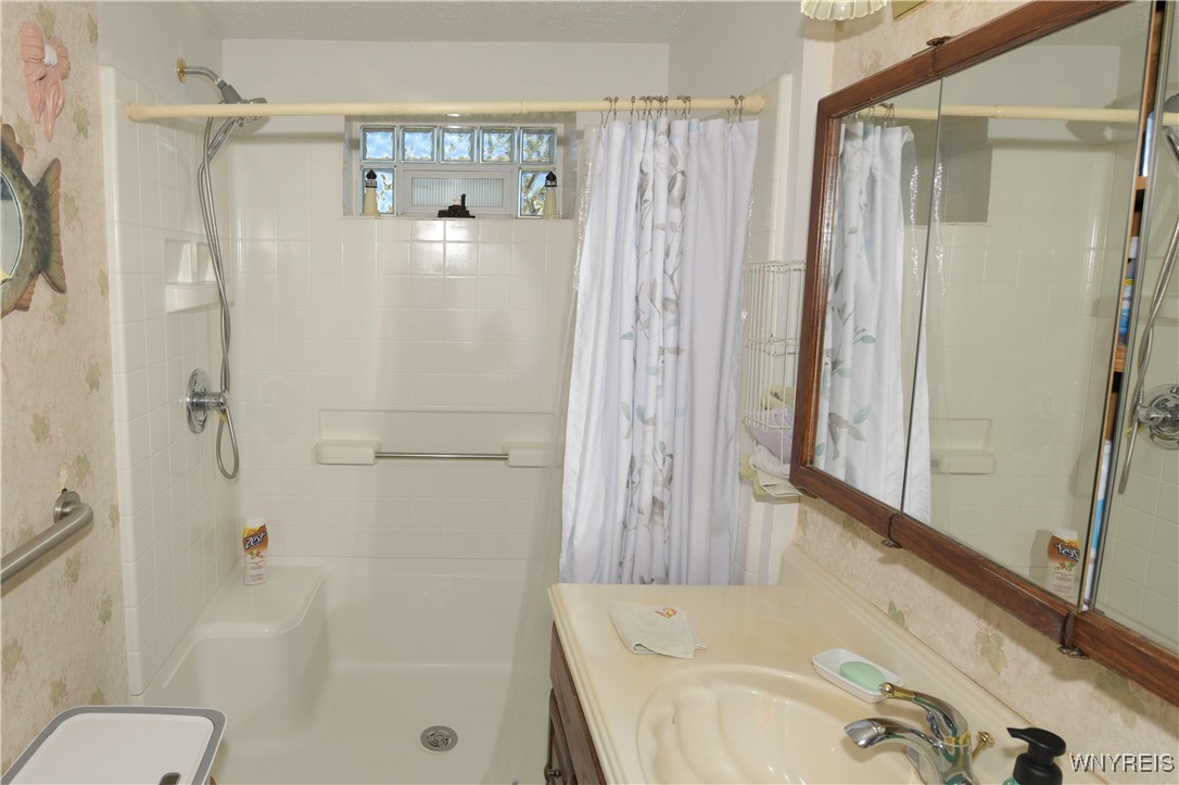 1000 Saunders Settlement Road Niagara Falls, NY 14305 - Photo 6 of 29