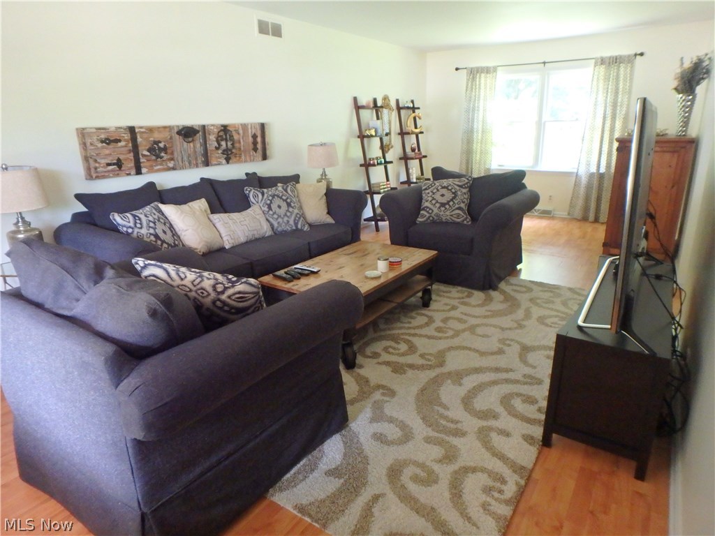 2546 Durand Road Fairlawn, OH 44333 - Photo 2 of 17 The 1st room we find is the living room