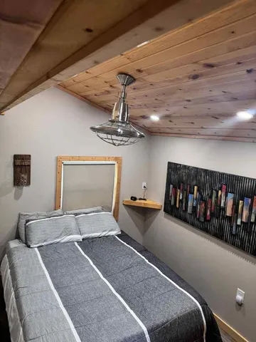 a view of a livingroom with furniture