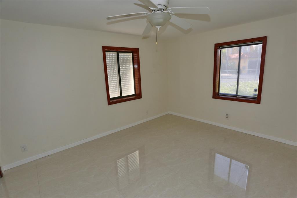 100 Circle Drive Pompano Beach, FL 33062 - Photo 13 of 30 an empty room with a window