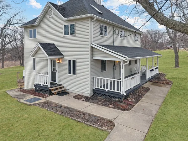 $300,000 | 2584 West Red Oak Road, Freeport, IL 61032