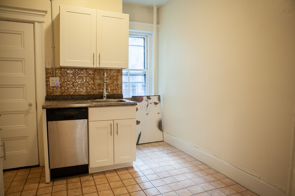 74 Phillips Street, Unit 1 Boston, MA 02114 - Photo 5 of 6