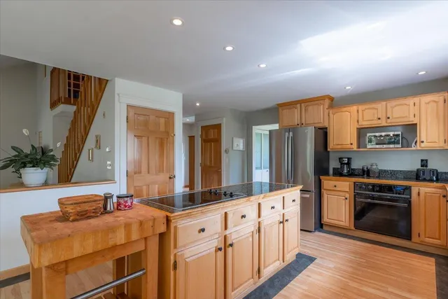 $699,000 | 76 Donahue Drive, South Thomaston, ME 04858