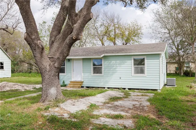 a front view of house with yard