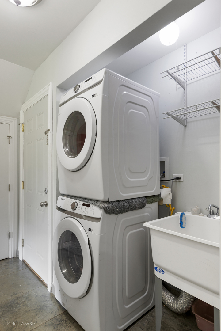 217 Oriole Road Matteson, IL 60443 - Photo 10 of 22 a utility room with dryer and washer