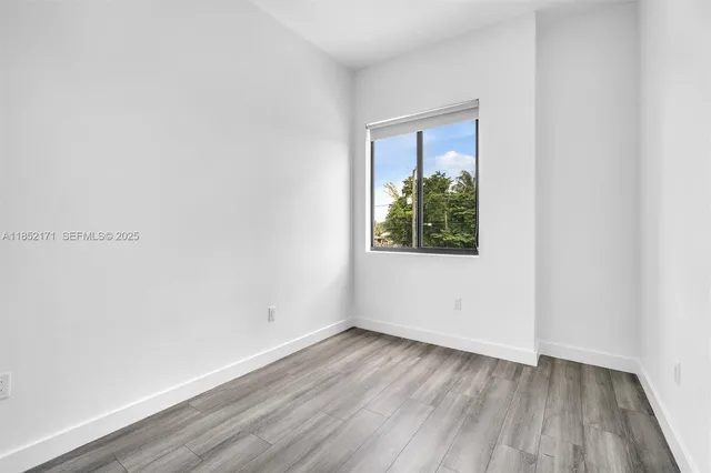 a view of yard with green space