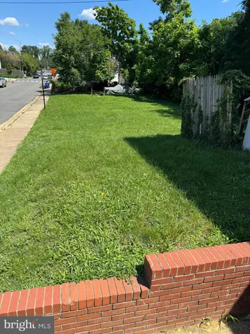 a view of a back yard