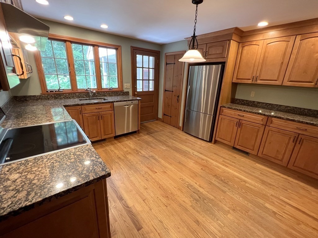 36 Amble Road Chelmsford, MA 01824 - Photo 8 of 36 Gallery Image 8