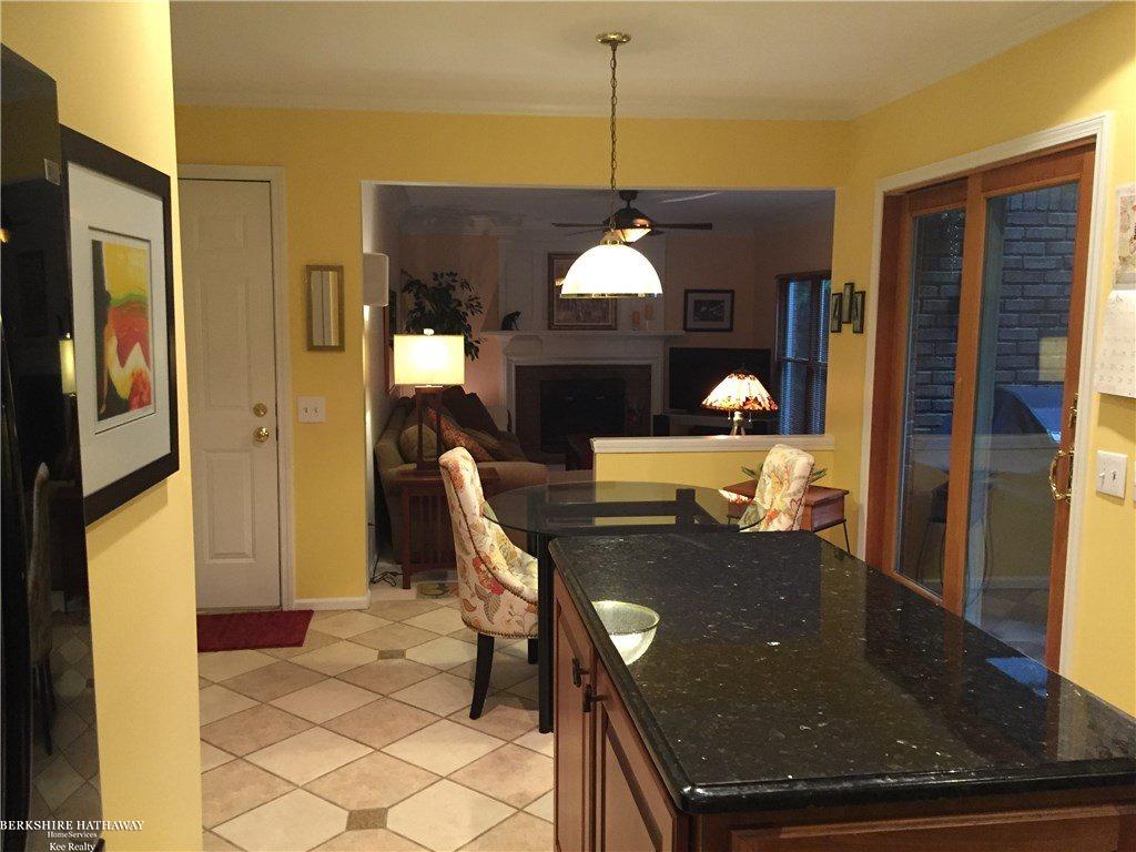 220 Grosvenor Drive Rochester, MI 48307 - Photo 17 of 39 31292956-16.JPG