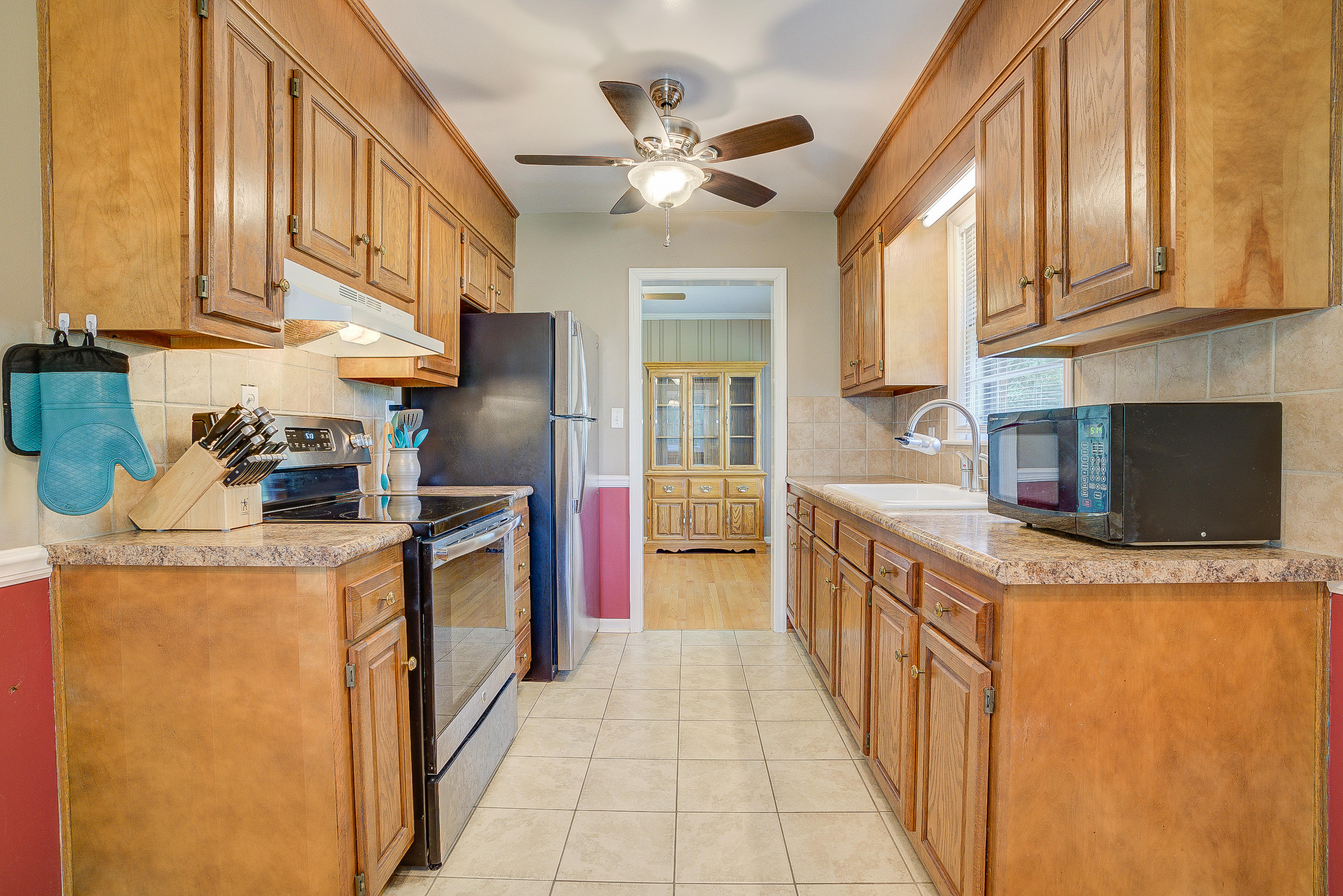 6147 Cove Road Roanoke, VA 24019 - Photo 10 of 16 a kitchen with stainless steel appliances granite countertop a sink stove and refrigerator