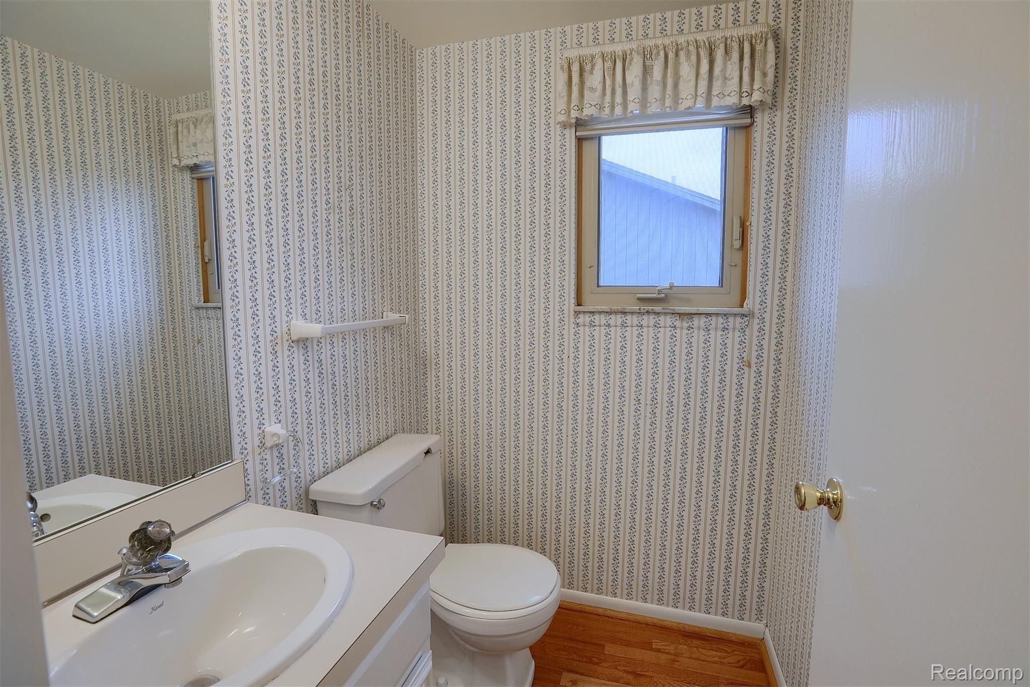 2049 Cumberland Road Rochester, MI 48307 - Photo 15 of 33 15-Half Bath.jpg
