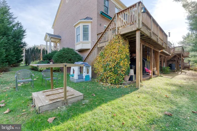 a view of a house with backyard and porch