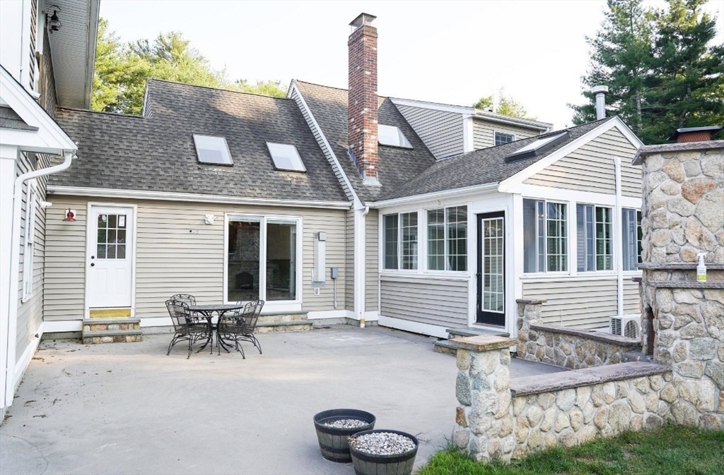 241 New Bedford Road Rochester, MA 02770 - Photo 5 of 25