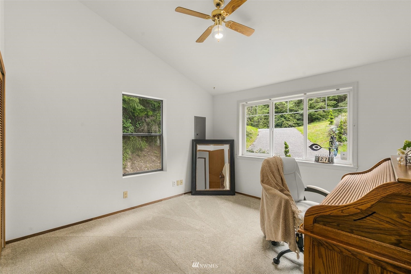 20712 29th Avenue Southeast Bothell, WA 98021 - Photo 15 of 40 a view of a livingroom with workspace and a window