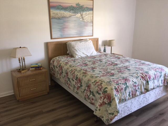 504 Davis Road, Unit 97 Palm Springs, FL 33461 - Photo 11 of 17 Master bdrm