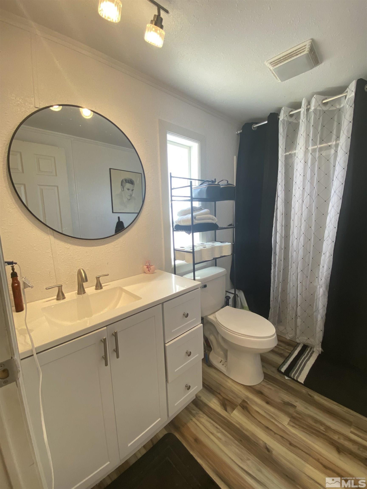 695 Good Choice Road Winnemucca, NV 89445 - Photo 9 of 29 a bathroom with a toilet a sink and mirror