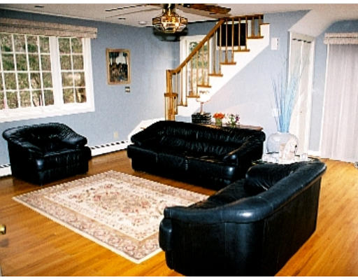 38 R County Road Andover, MA 01810 - Photo 2 of 4 a living room with furniture