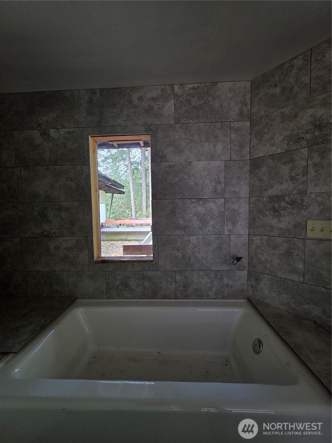 5612 Cape George Road Port Townsend, WA 98368 - Photo 6 of 17 a bathroom with a bathtub