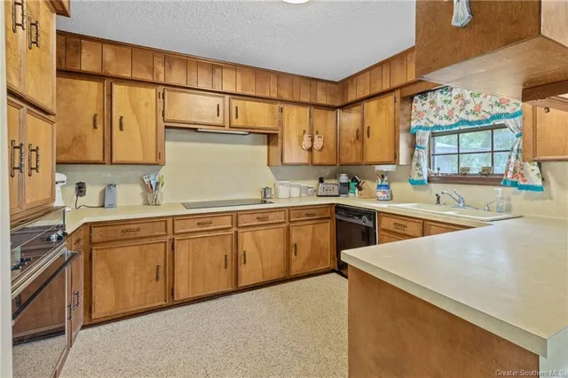 $279,000 | 2861 Delta Downs Drive, Vinton, LA 70668