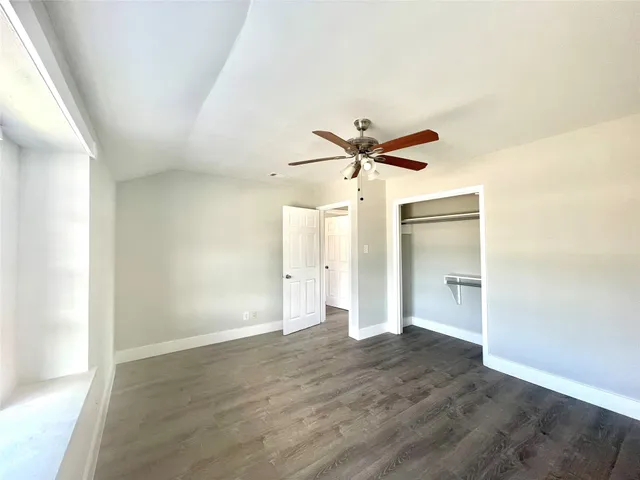 a view of a livingroom with a space hardwood floor and a ceiling fan