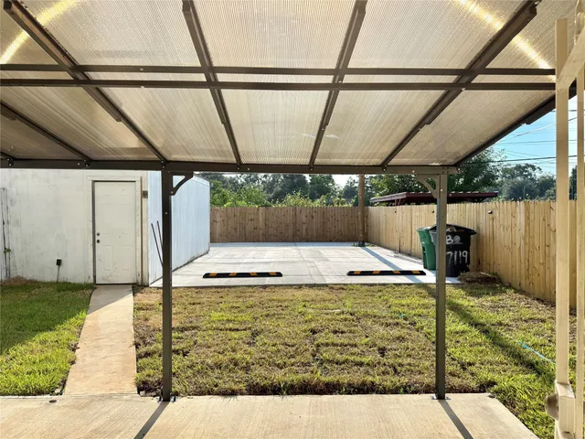 a view of a backyard