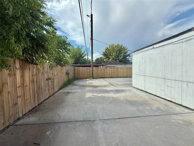 a view of a backyard