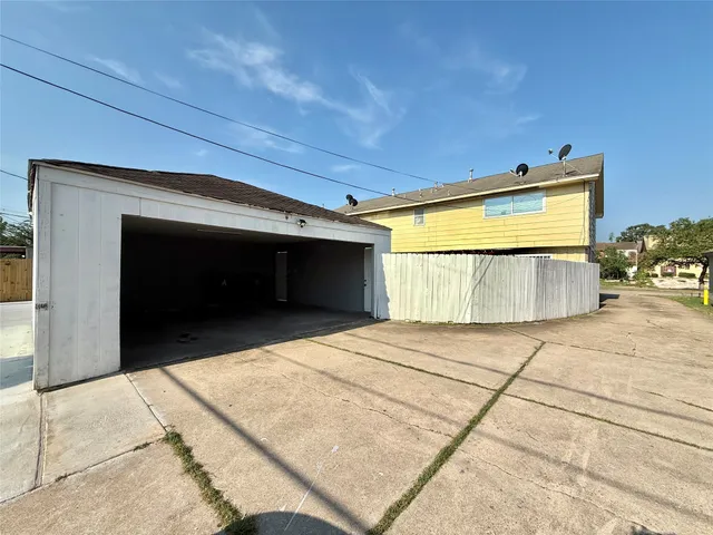 a view of an outdoor space