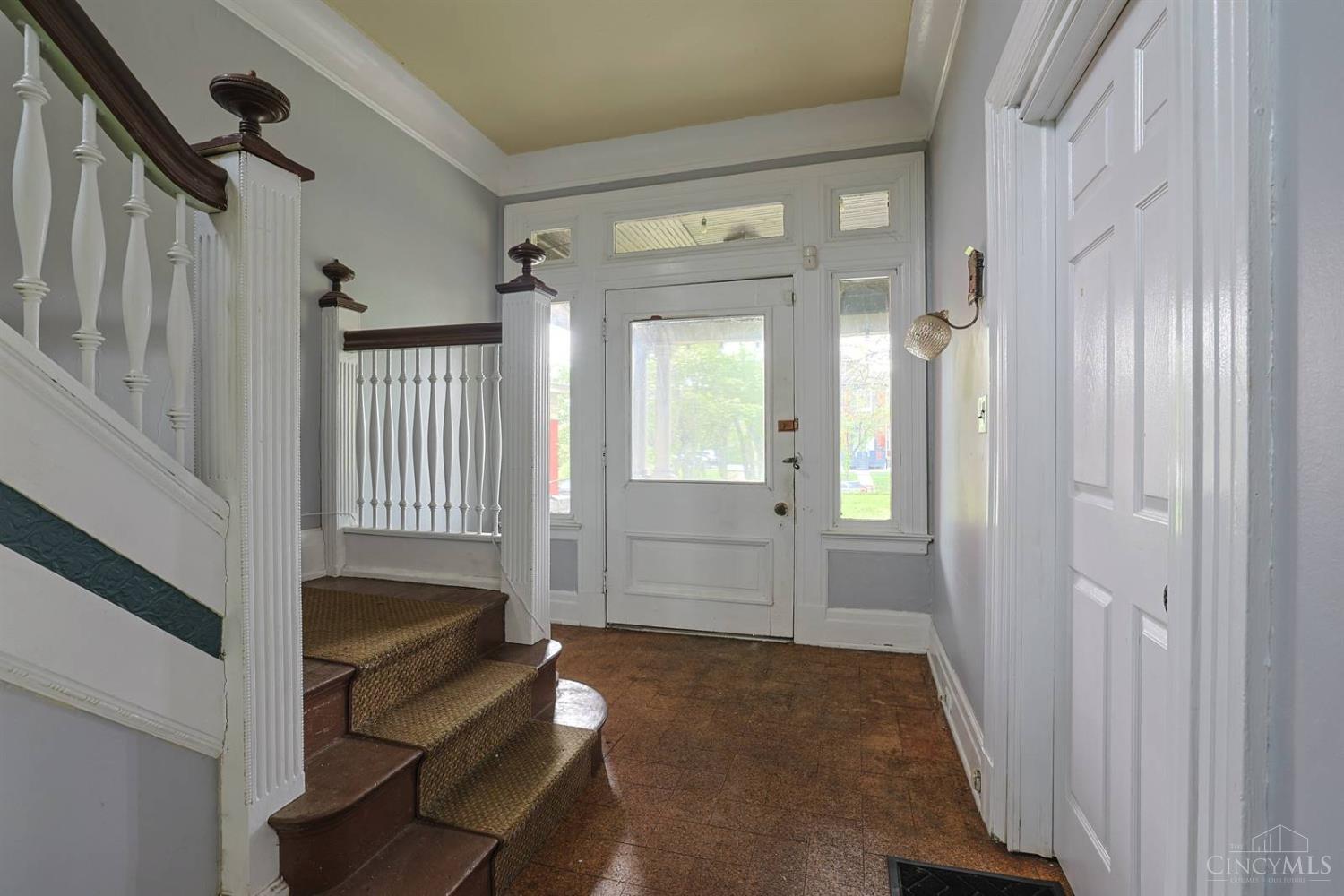 452 Riddle Road Cincinnati, OH 45220 - Photo 6 of 32