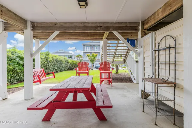 $1,199,000 | 185 Yacht Watch Drive, Holden Beach, NC 28462