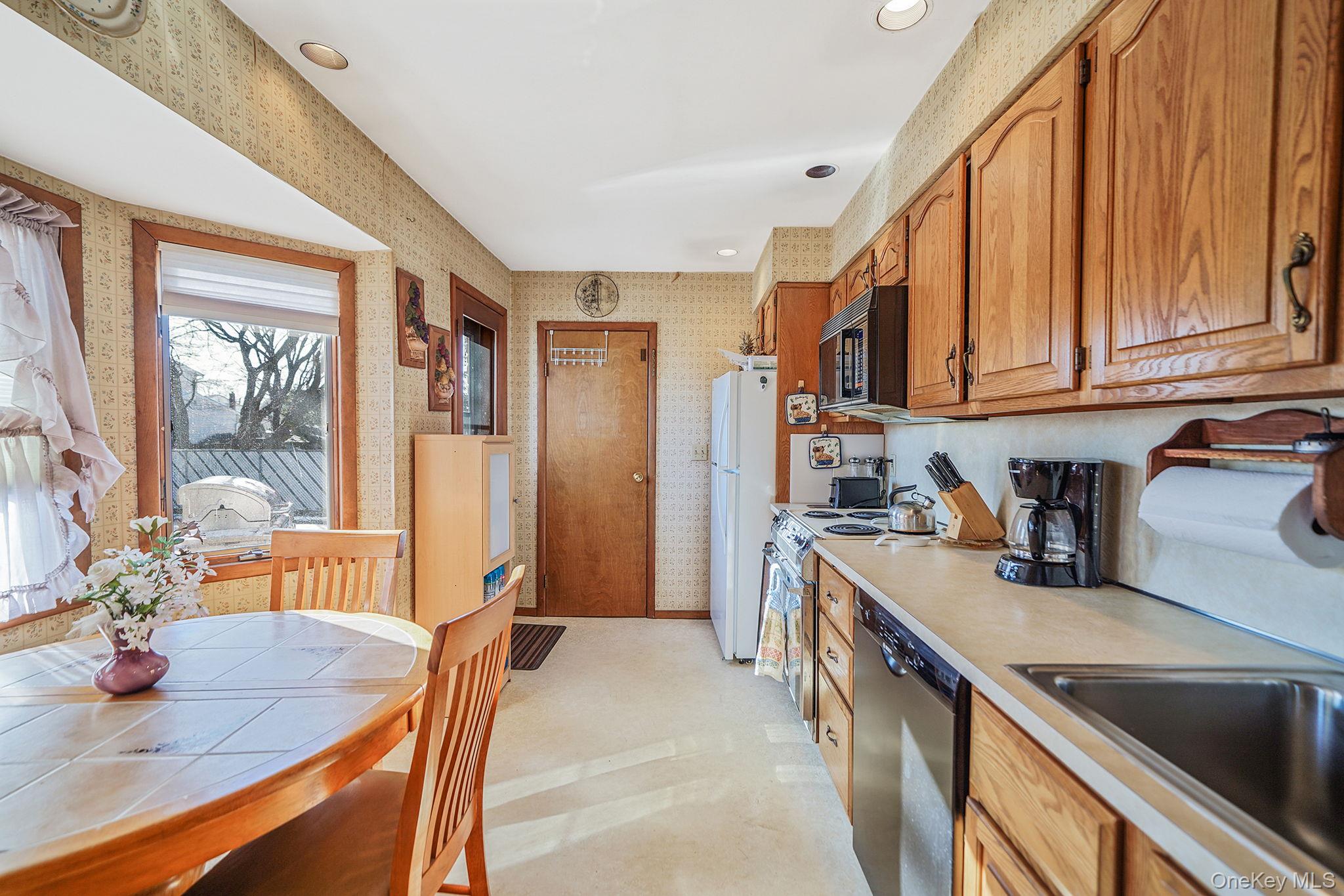 34 Pine Acres Boulevard Deer Park, NY 11729 - Photo 15 of 24