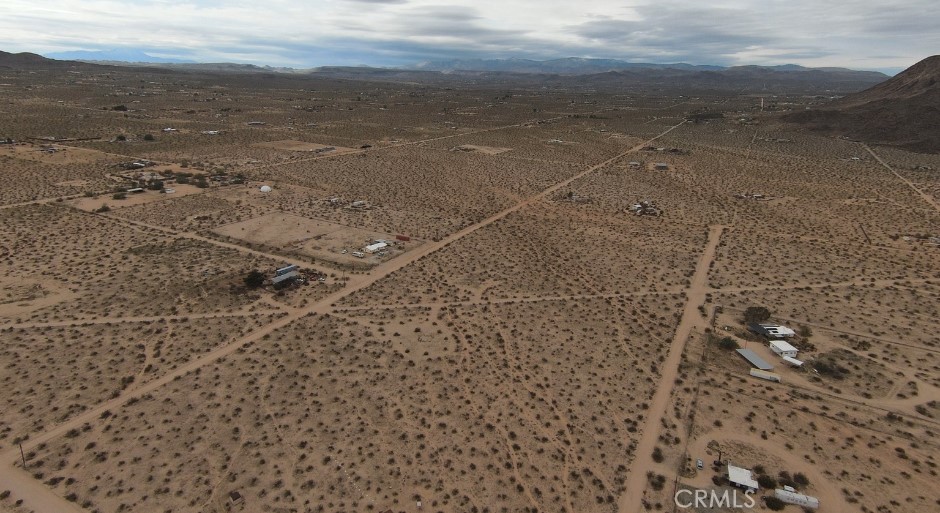 60426 Lorraine Road Landers, CA 92285 - Photo 5 of 23 a view of a dry yard with wooden floor