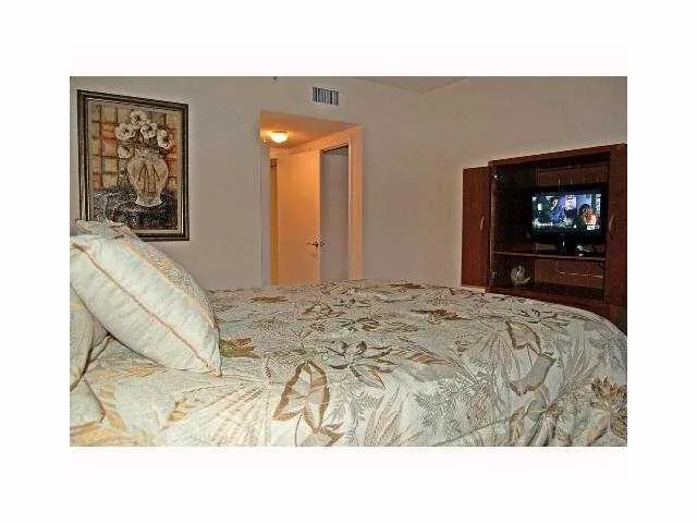 $4,999 | 16699 Collins Avenue, Unit 1909, Sunny Isles Beach, FL 33160