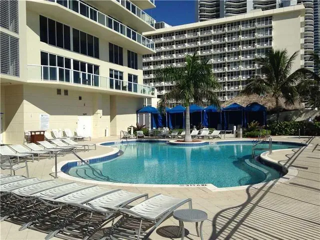 $4,999 | 16699 Collins Avenue, Unit 1909, Sunny Isles Beach, FL 33160
