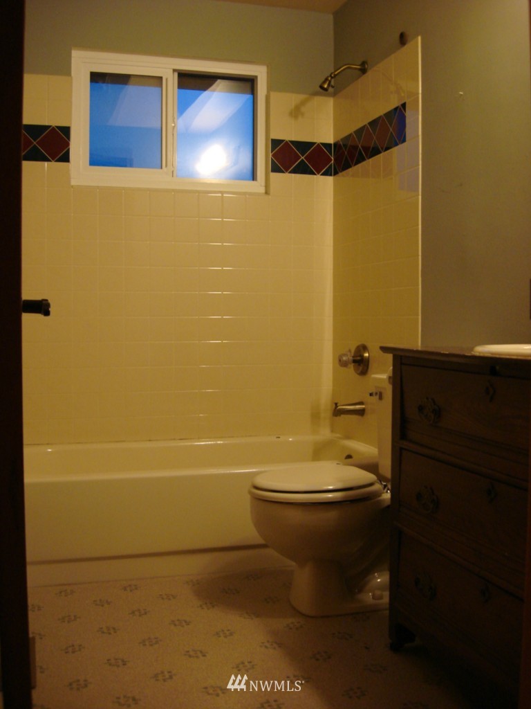 2029 Field Avenue Northeast Renton, WA 98059 - Photo 7 of 10