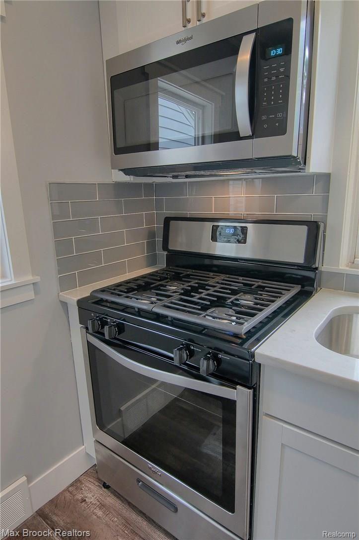 543 Stratford Road Ferndale, MI 48220 - Photo 5 of 21 543 Stratford Kitchen V.jpg