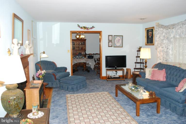 530 Forest View Road Linthicum Heights, MD 21090 - Photo 8 of 19 Living Room
