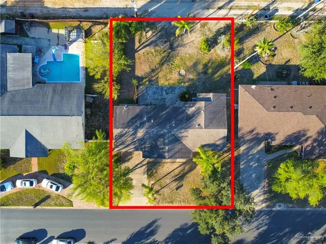 a view of a houses with yard