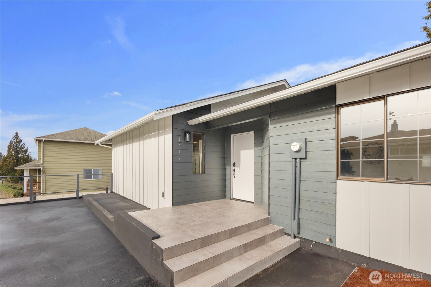 1717 Edmonds Avenue Northeast Renton, WA 98056 - Photo 3 of 32