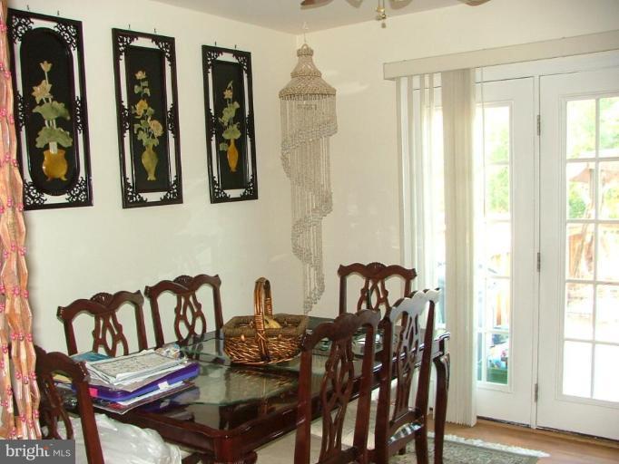 21054 Cornerpost Square Ashburn, VA 20147 - Photo 2 of 12 Dining Area