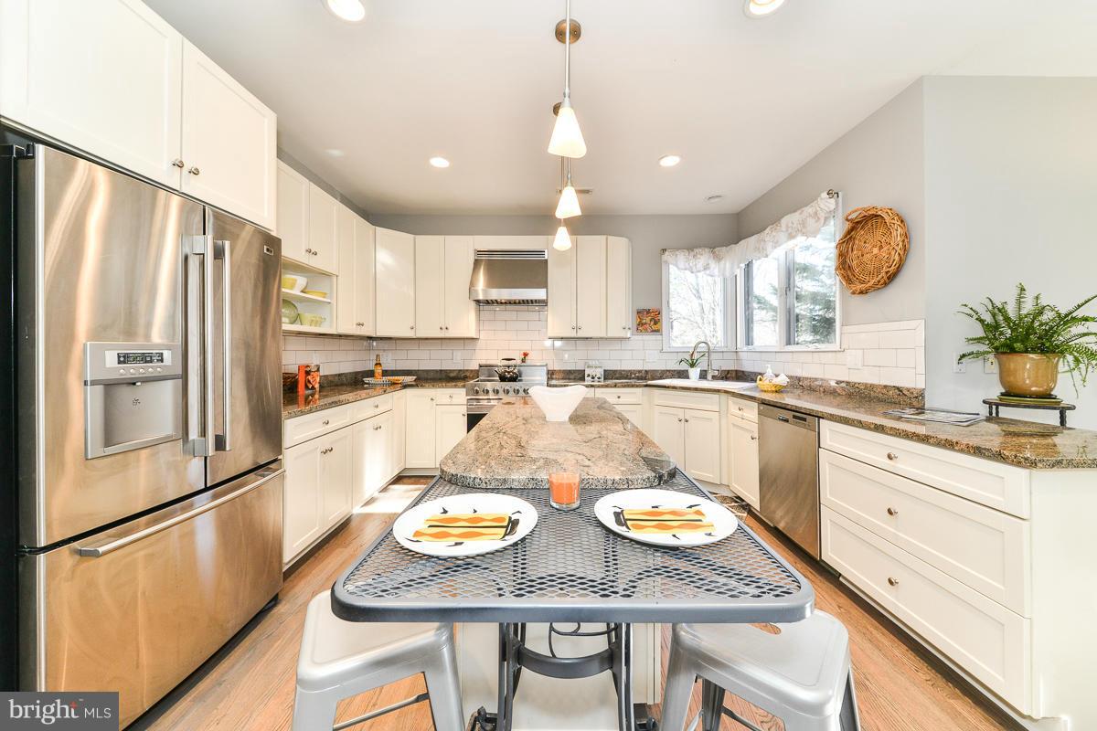 1322 Red Hawk Circle Reston, VA 20194 - Photo 9 of 26 Kitchen