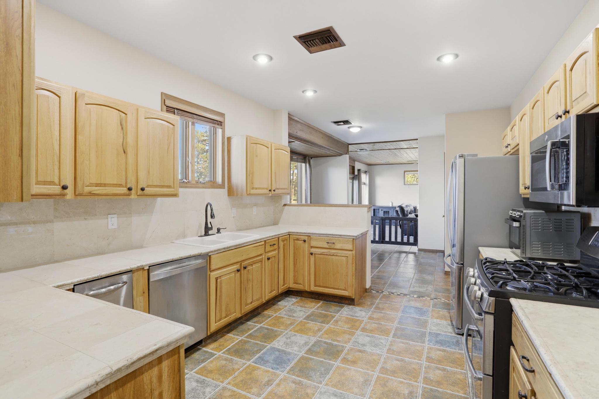 32 Saddleback Trail Star Valley, AZ 85541 - Photo 10 of 46 Kitchen with trash compactor