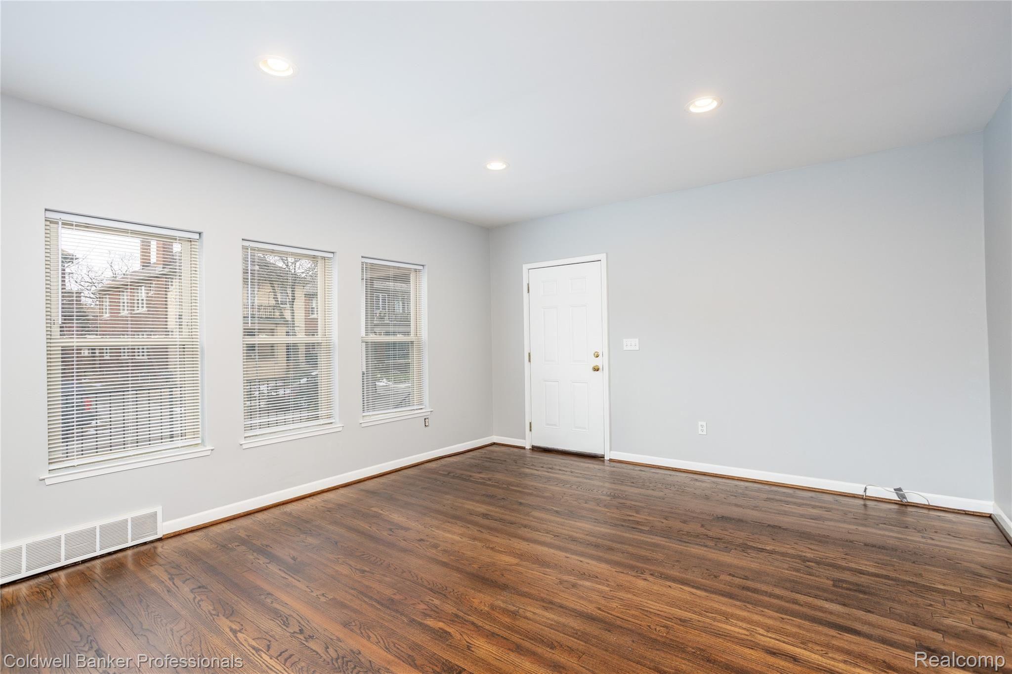 962 Nottingham Road, Unit 964 Grosse Pointe, MI 48230 - Photo 8 of 19 962 Living2.jpg