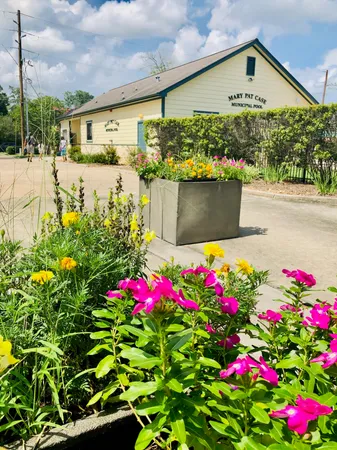 a flower garden is sitting in front of flowers