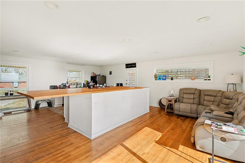 6900 Scenic Heights Road Manchester, GA 31816 - Photo 11 of 30 a living room with furniture and a wooden floor