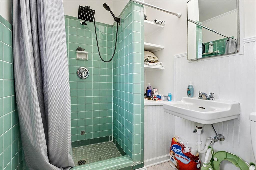 6900 Scenic Heights Road Manchester, GA 31816 - Photo 15 of 30 a bathroom with a sink a toilet and shower