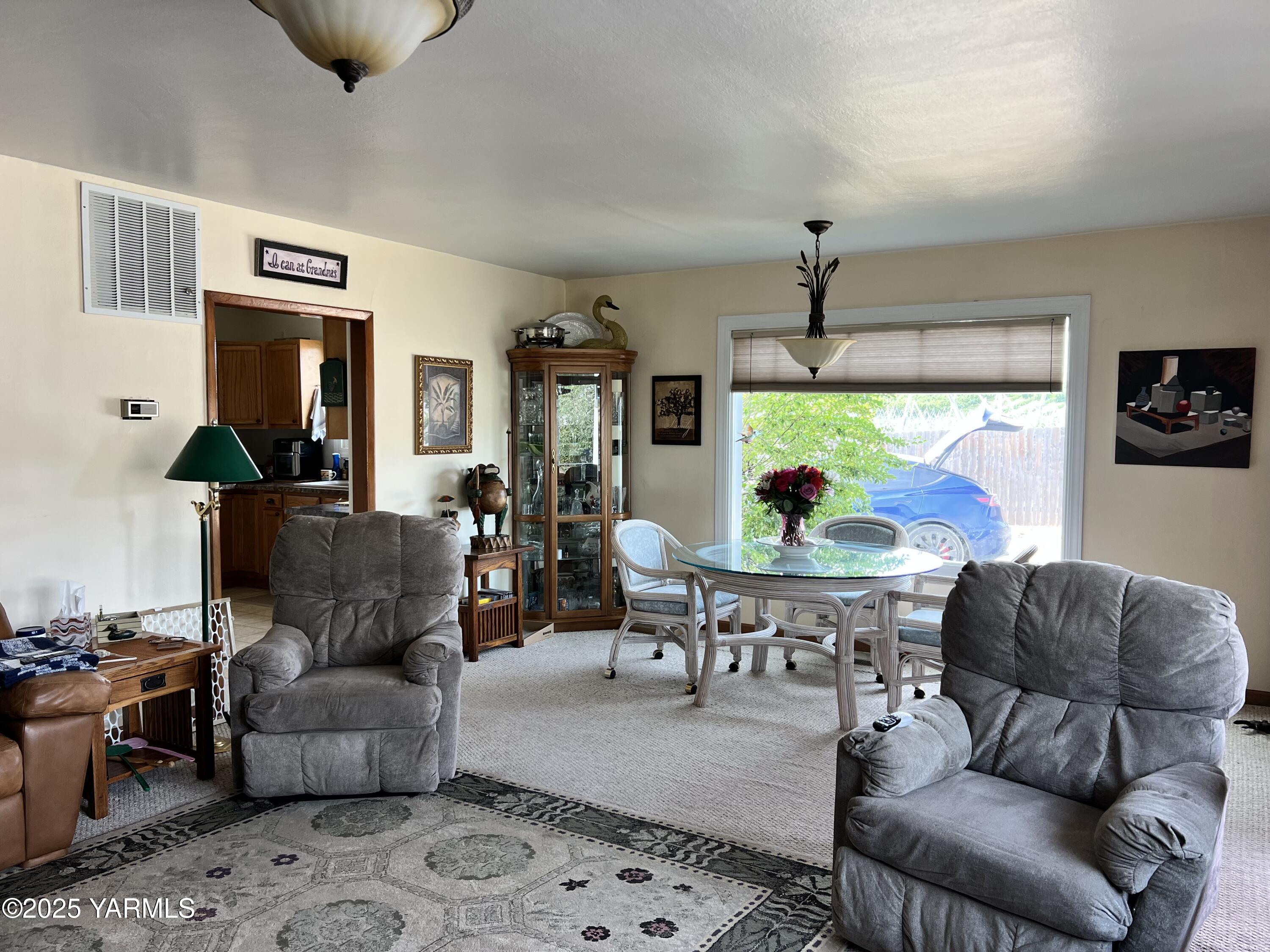 960 Knight Hill Road Zillah, WA 98953 - Photo 16 of 21 a living room with furniture and a window